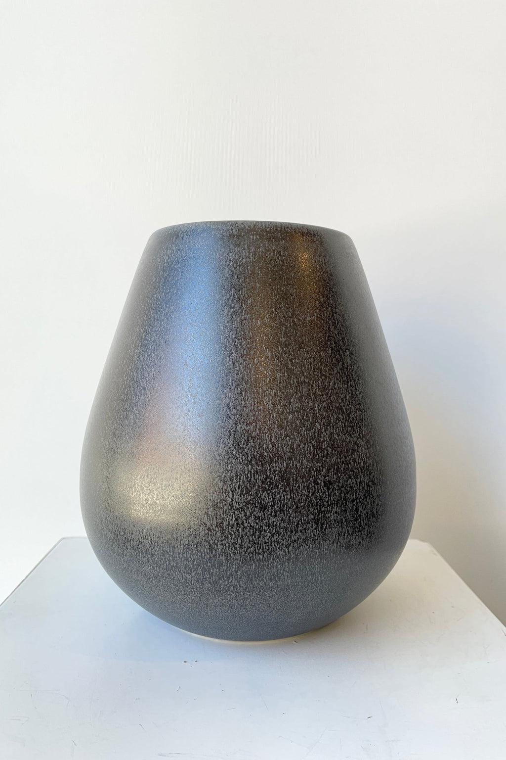 Ease Black Iron Round Vase